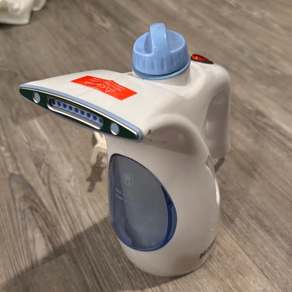 HiLife Handheld Garment Steamer in White and Blue